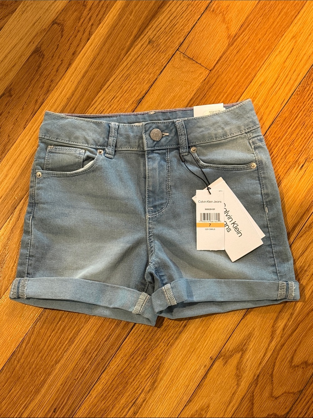 BNWT Calvin Klein Light Wash Denim Roll-Cuff Shorts (7)